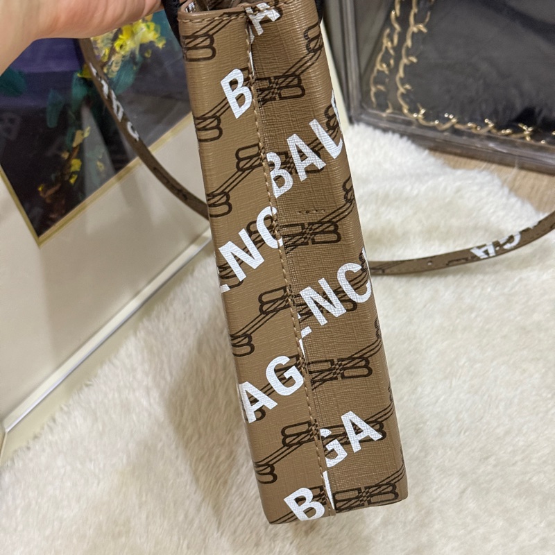 95新✨BALENCIAGA巴黎世家 斜背包 很輕 長夾可放  大手機可放-17