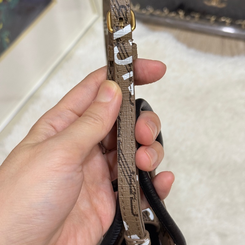95新✨BALENCIAGA巴黎世家 斜背包 很輕 長夾可放  大手機可放-18
