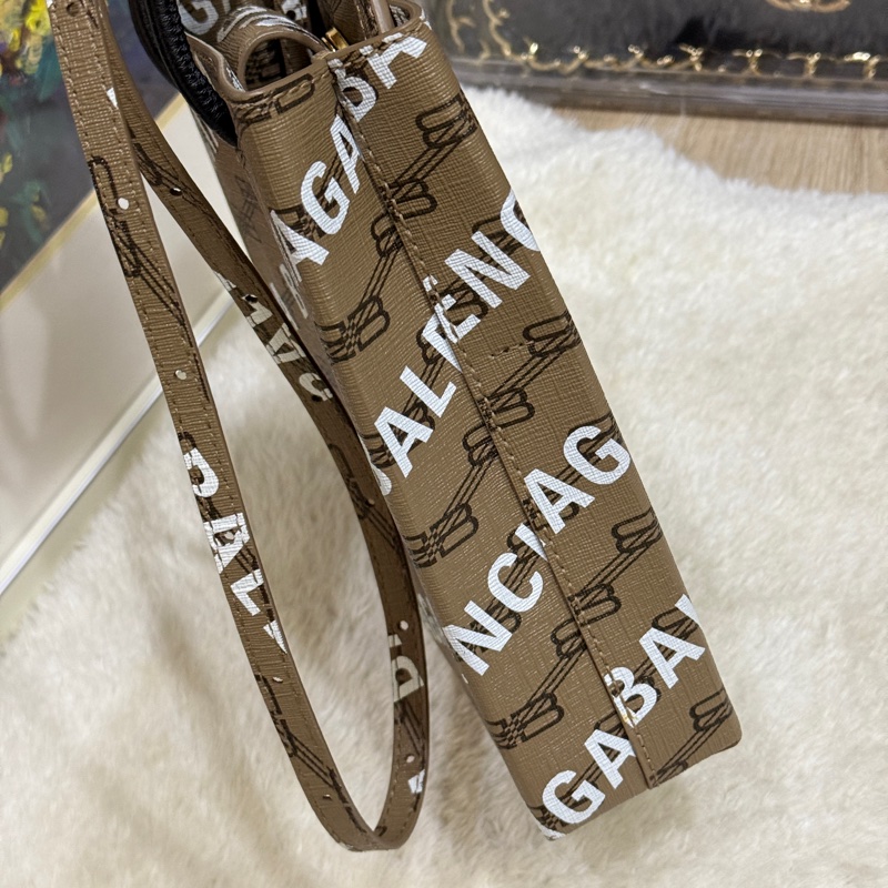 95新✨BALENCIAGA巴黎世家 斜背包 很輕 長夾可放  大手機可放-20