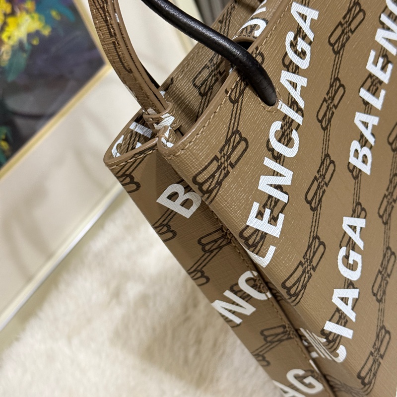 95新✨BALENCIAGA巴黎世家 斜背包 很輕 長夾可放  大手機可放-27