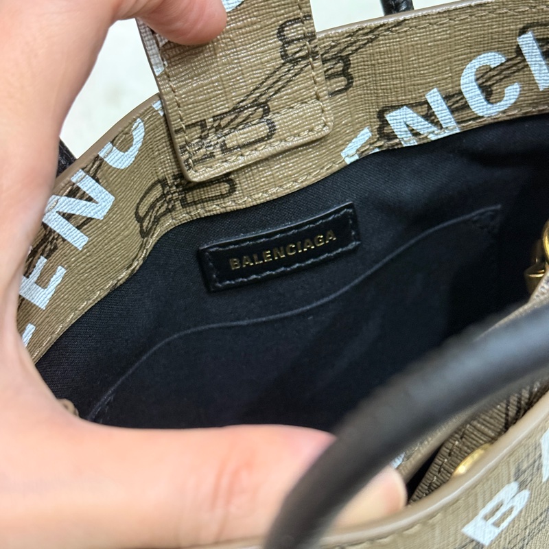 95新✨BALENCIAGA巴黎世家 斜背包 很輕 長夾可放  大手機可放-31