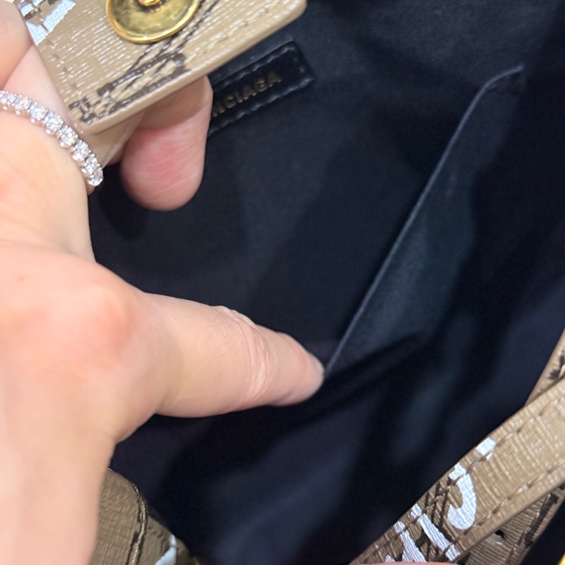 95新✨BALENCIAGA巴黎世家 斜背包 很輕 長夾可放  大手機可放-32
