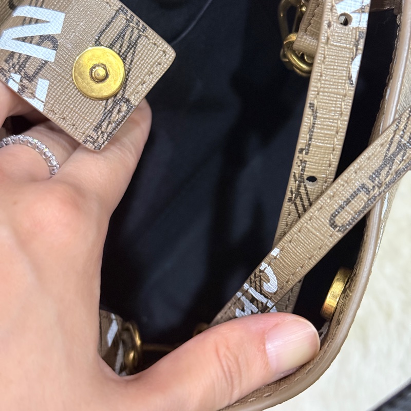 95新✨BALENCIAGA巴黎世家 斜背包 很輕 長夾可放  大手機可放-33