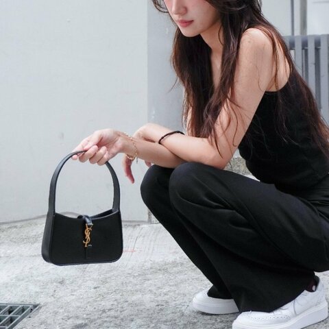 YSL LE 5 A 7 滑面牛皮金logo迷你腋下包(710318-黑)