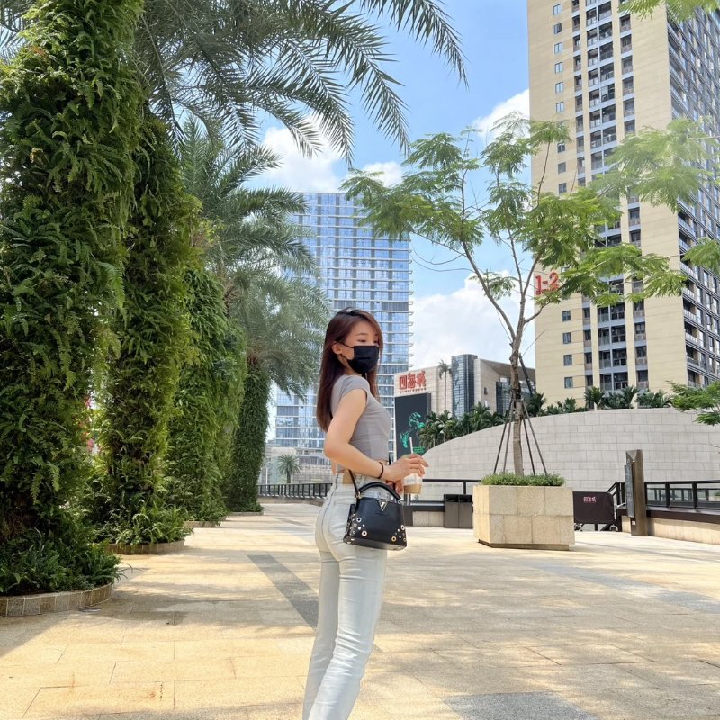 LOUIS VUITTON Capucines 鉚釘限量款 - mini黑-1