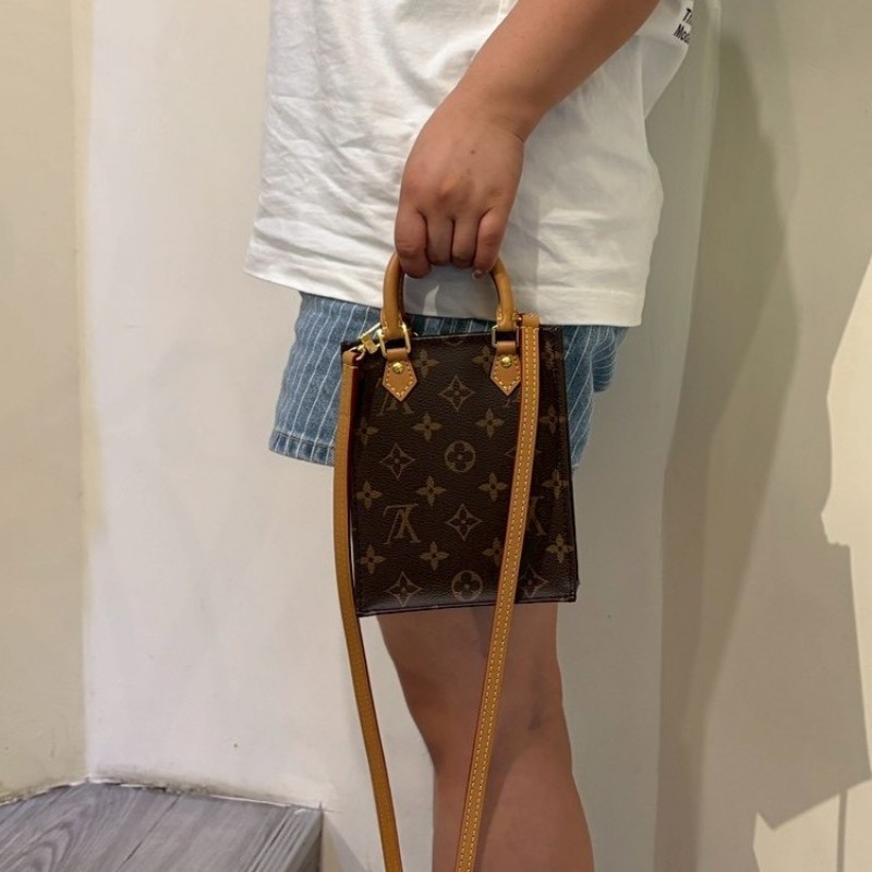 LV 老花小號兩用書報袋-2