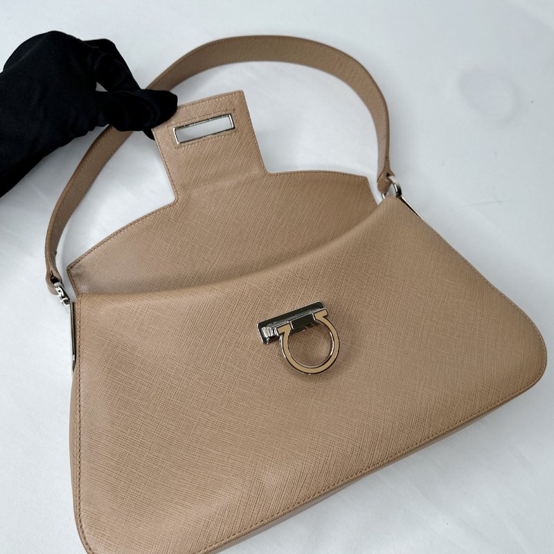Ferragamo Saffiano皮革肩背包-6