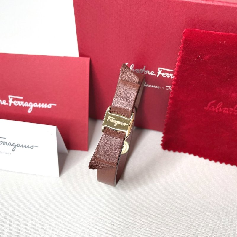 Ferragamo 菲拉格慕 蝴蝶結皮革手環-1