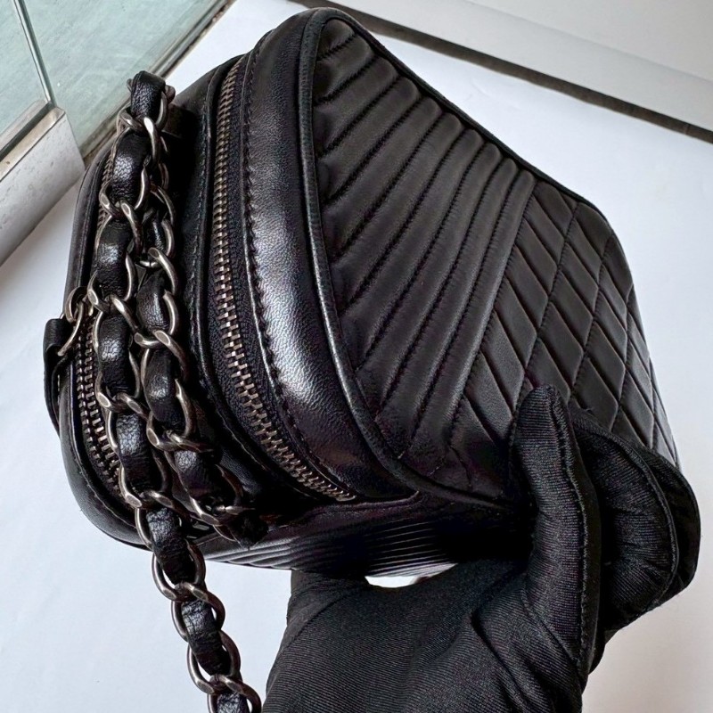 Chanel 霧銀鍊黑皮斜格拼菱格雙拉鍊相機斜背包-7