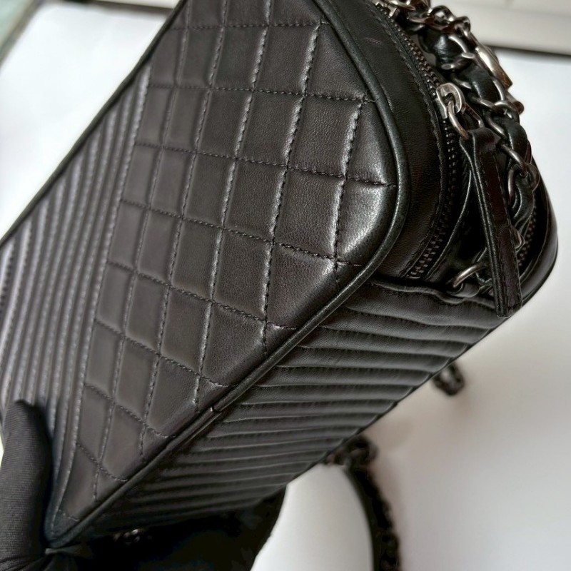 Chanel 霧銀鍊黑皮斜格拼菱格雙拉鍊相機斜背包-10