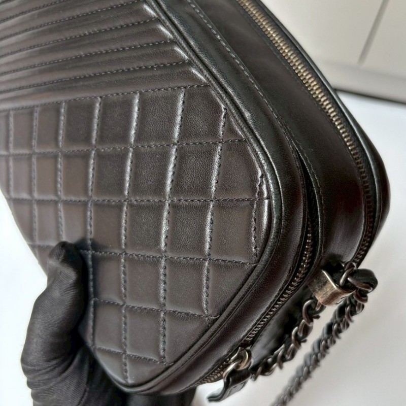 Chanel 霧銀鍊黑皮斜格拼菱格雙拉鍊相機斜背包-12