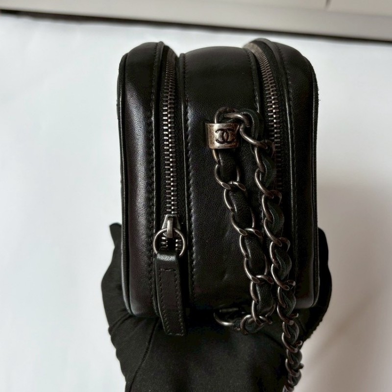 Chanel 霧銀鍊黑皮斜格拼菱格雙拉鍊相機斜背包-14