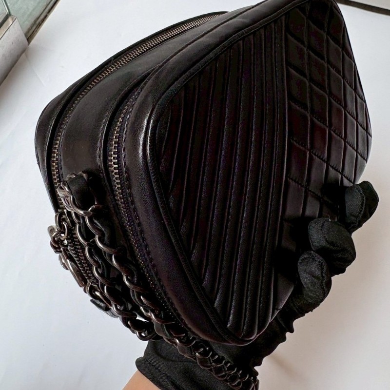 Chanel 霧銀鍊黑皮斜格拼菱格雙拉鍊相機斜背包-17