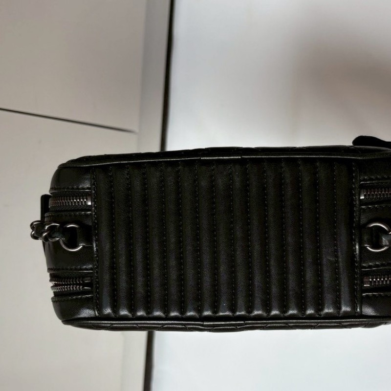 Chanel 霧銀鍊黑皮斜格拼菱格雙拉鍊相機斜背包-18