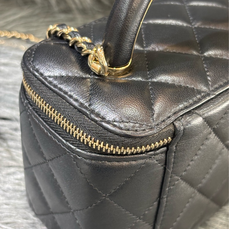 CHANEL AP2846 VANITY CASE COCO HANDLE 黑色羊皮金鍊 化妝包化妝箱長盒子斜背包-25