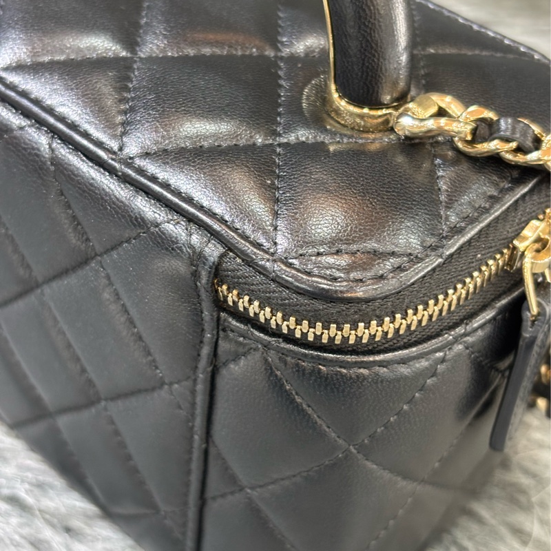 CHANEL AP2846 VANITY CASE COCO HANDLE 黑色羊皮金鍊 化妝包化妝箱長盒子斜背包-26