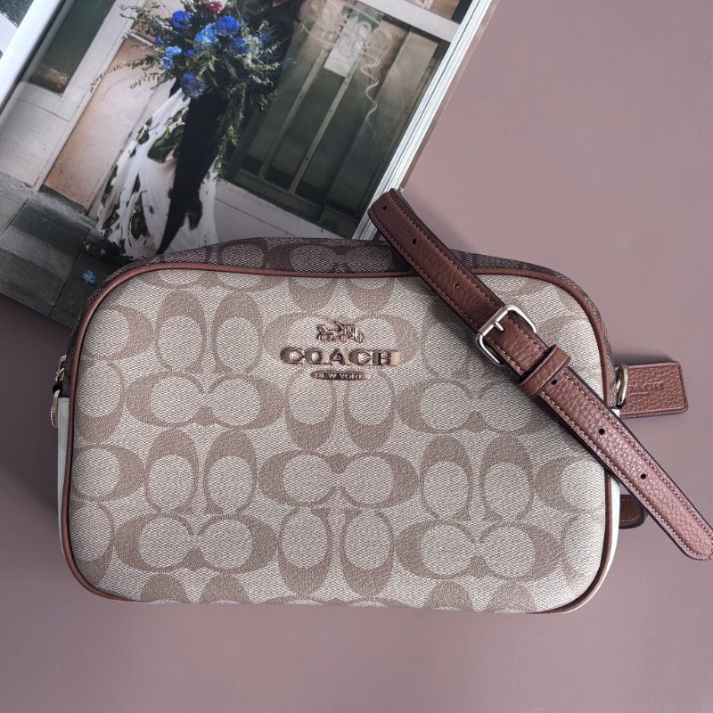 ::COACH:: JAMIE經典Logo相機包 卡其色x深咖 PVC 皮革拼接斜背包-0