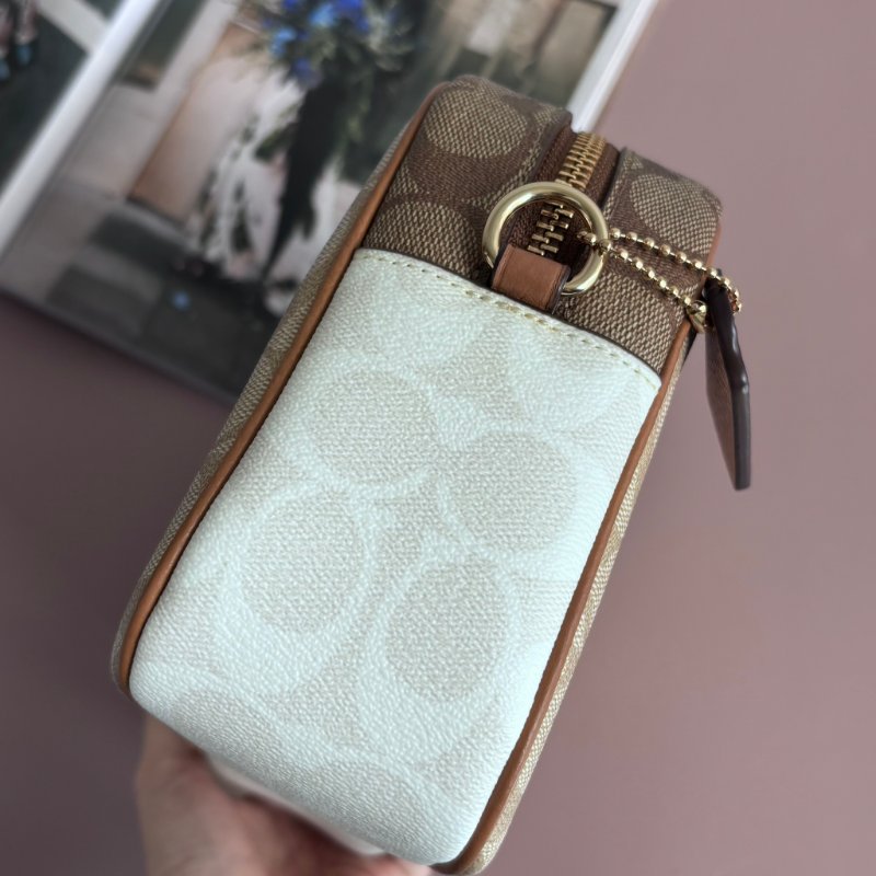 ::COACH:: JAMIE經典Logo相機包 卡其色x深咖 PVC 皮革拼接斜背包-9