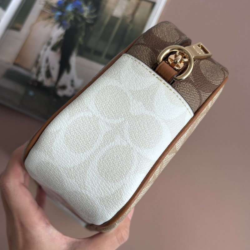 ::COACH:: JAMIE經典Logo相機包 卡其色x深咖 PVC 皮革拼接斜背包-10