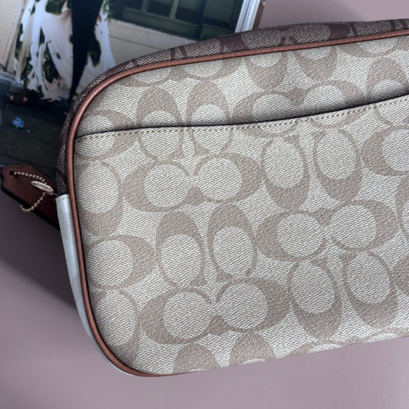 ::COACH:: JAMIE經典Logo相機包 卡其色x深咖 PVC 皮革拼接斜背包-11