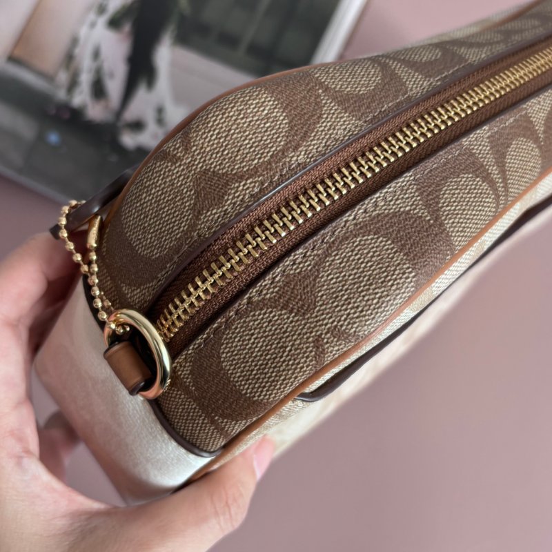 ::COACH:: JAMIE經典Logo相機包 卡其色x深咖 PVC 皮革拼接斜背包-13
