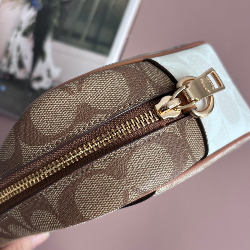 ::COACH:: JAMIE經典Logo相機包 卡其色x深咖 PVC 皮革拼接斜背包-14
