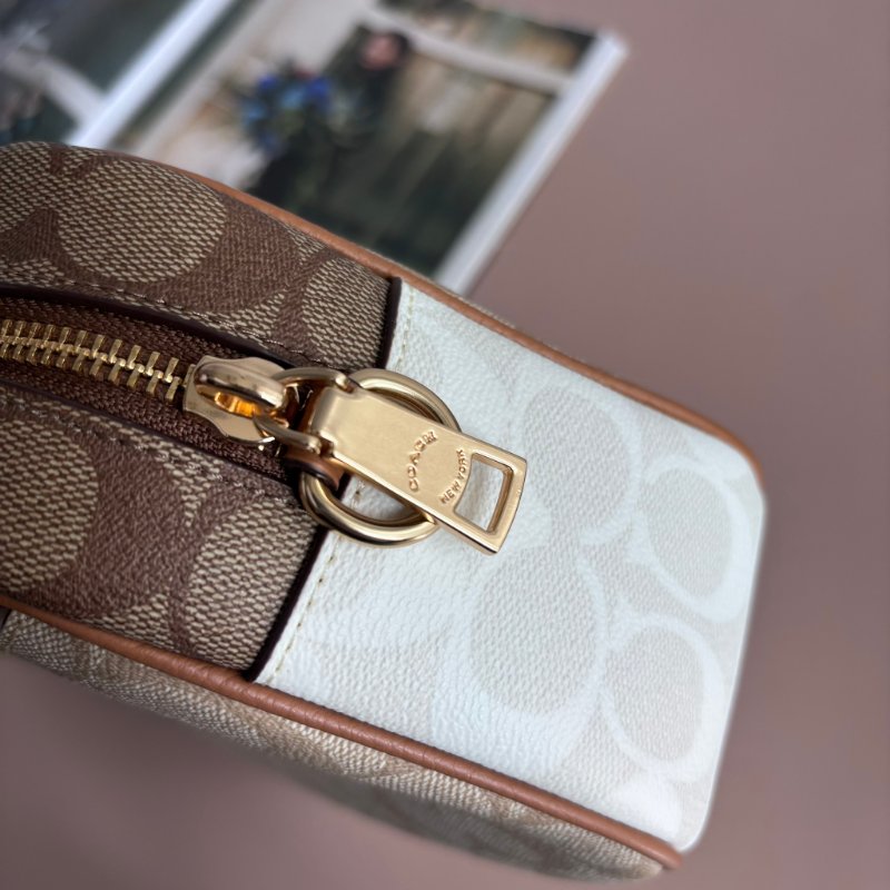::COACH:: JAMIE經典Logo相機包 卡其色x深咖 PVC 皮革拼接斜背包-26