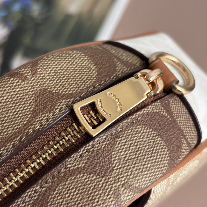 ::COACH:: JAMIE經典Logo相機包 卡其色x深咖 PVC 皮革拼接斜背包-27