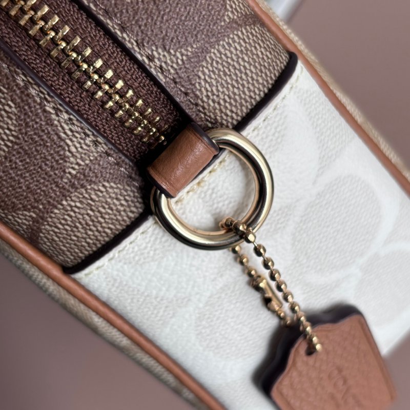 ::COACH:: JAMIE經典Logo相機包 卡其色x深咖 PVC 皮革拼接斜背包-28
