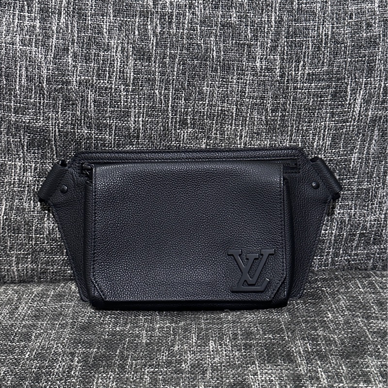 LV黑色牛皮素胸包-0