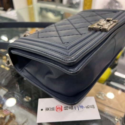 東區正精品㊣CHANEL BOY 25cm A67086 香奈兒海軍藍色牛皮霧金釦式翻蓋男孩包斜背包 RA1840-6