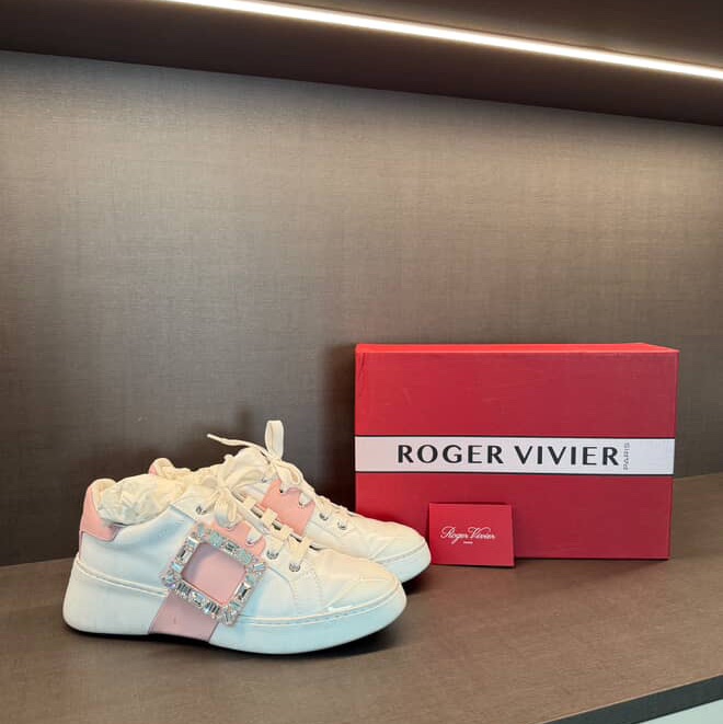ROGER VIVIER 粉邊鑽扣小白鞋-2