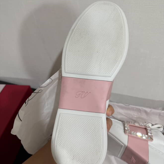 ROGER VIVIER 粉邊鑽扣小白鞋-3