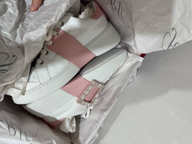 ROGER VIVIER 粉邊鑽扣小白鞋-4