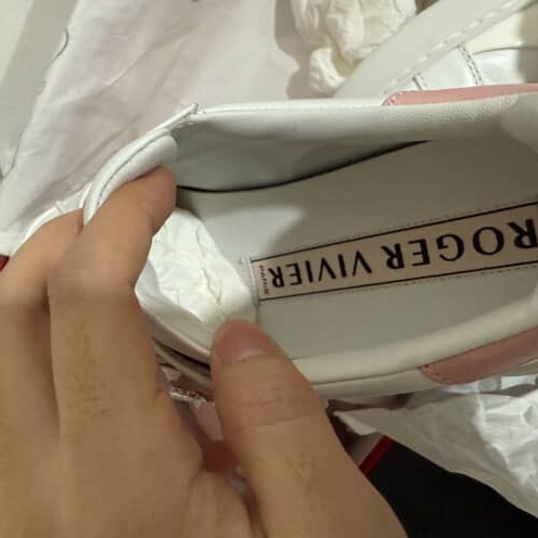 ROGER VIVIER 粉邊鑽扣小白鞋-8