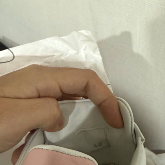 ROGER VIVIER 粉邊鑽扣小白鞋-13