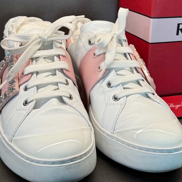 ROGER VIVIER 粉邊鑽扣小白鞋-14