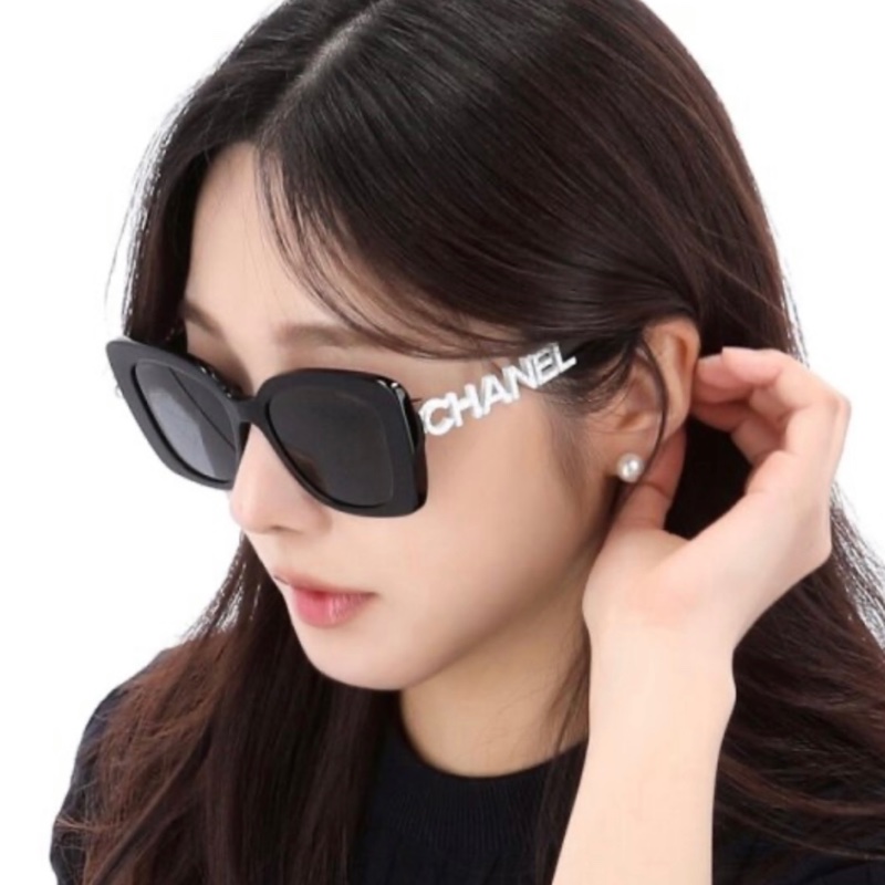 這副CHANEL 太陽眼鏡,是Jennie趙露思衆明星的私服爆款,限定立體白色LOGO鏡腳,辨識度與潮流指數雙滿分。-0