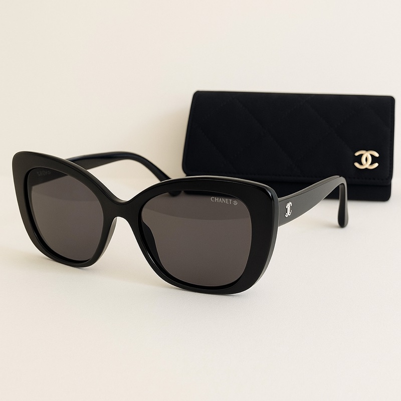 這副CHANEL 太陽眼鏡,是Jennie趙露思衆明星的私服爆款,限定立體白色LOGO鏡腳,辨識度與潮流指數雙滿分。-2