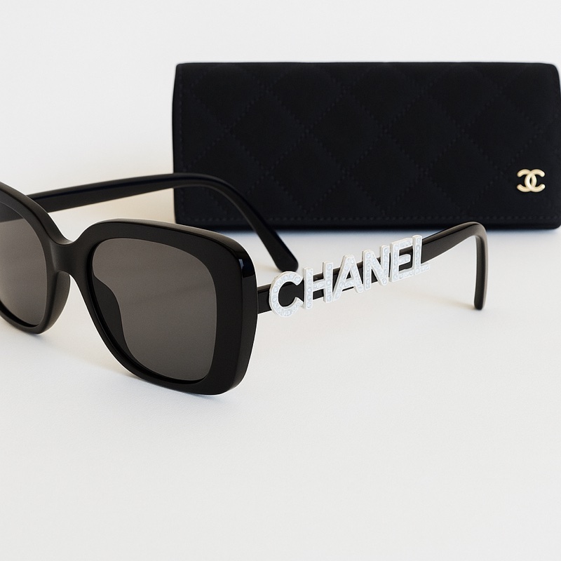這副CHANEL 太陽眼鏡,是Jennie趙露思衆明星的私服爆款,限定立體白色LOGO鏡腳,辨識度與潮流指數雙滿分。-3