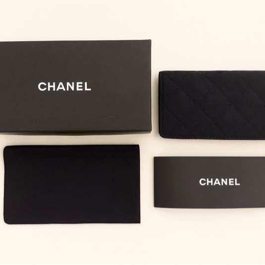 這副CHANEL 太陽眼鏡,是Jennie趙露思衆明星的私服爆款,限定立體白色LOGO鏡腳,辨識度與潮流指數雙滿分。-8