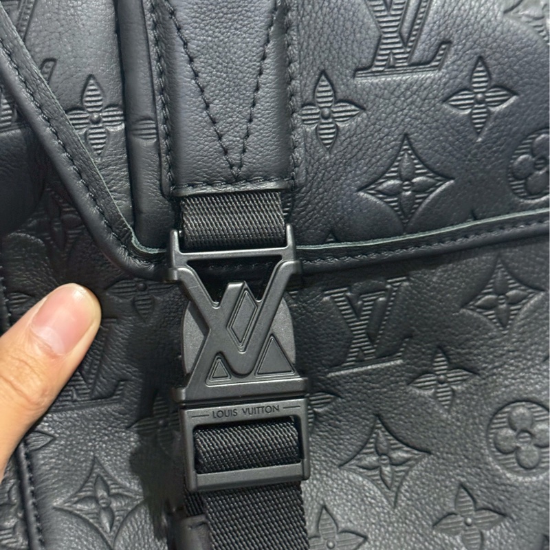 LV新款壓紋後背包-6