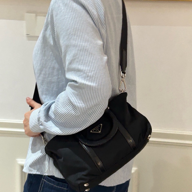 Prada 黑色尼龍斜挎包 尺寸約27*16 男女可背-1