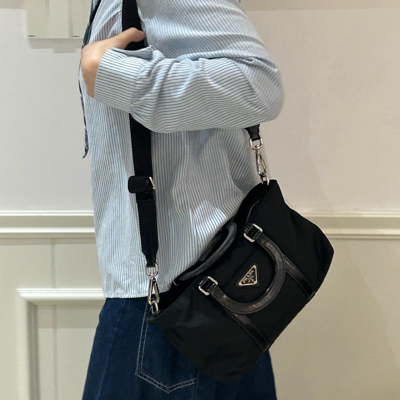 Prada 黑色尼龍斜挎包 尺寸約27*16 男女可背-2