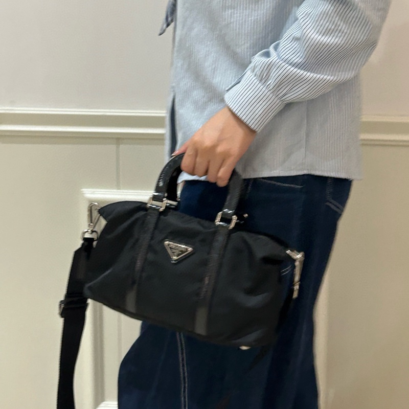 Prada 黑色尼龍斜挎包 尺寸約27*16 男女可背-3