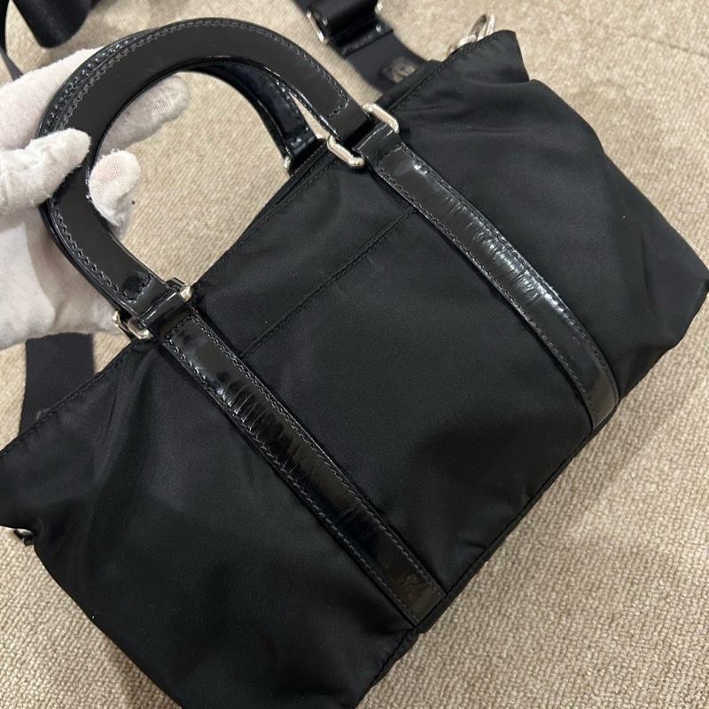 Prada 黑色尼龍斜挎包 尺寸約27*16 男女可背-8