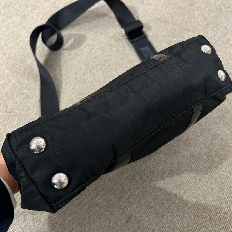 Prada 黑色尼龍斜挎包 尺寸約27*16 男女可背-9