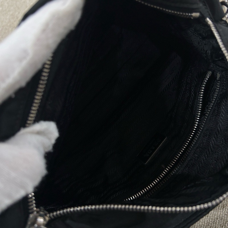 Prada 黑色尼龍斜挎包 尺寸約27*16 男女可背-10