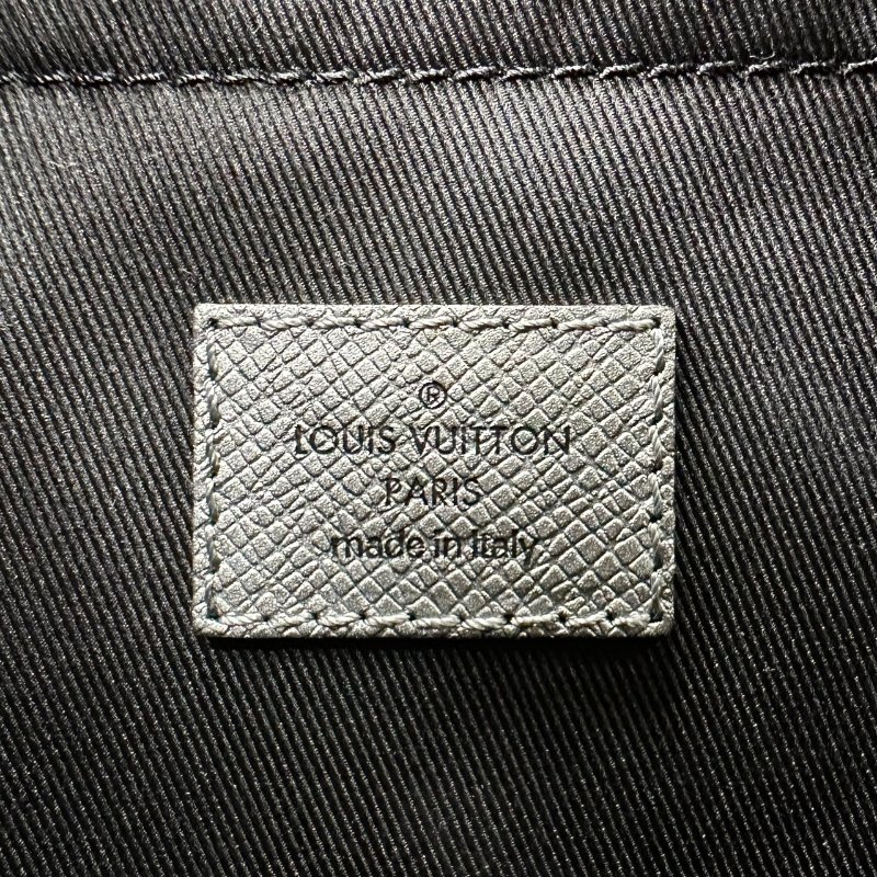 LV Outdoor銀灰郵差包-8