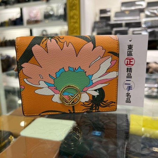 ㊣東區正精品㊣FENDI 8M0420 粉橘色圖騰金屬LOGO牛皮零錢袋扣子短夾 RA1834-0
